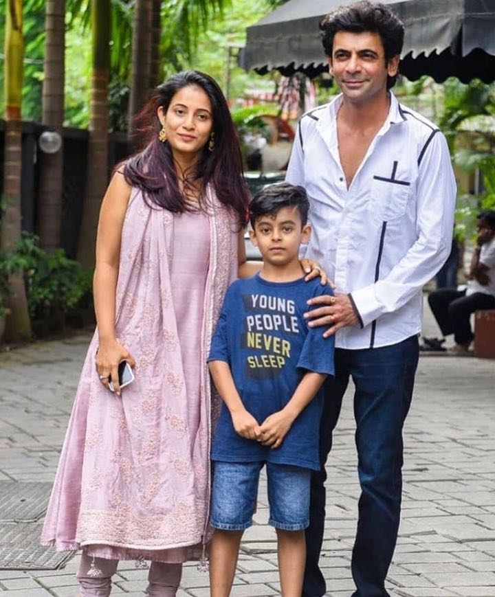Sunil-Grover-With-Wife-and-Family.jpg